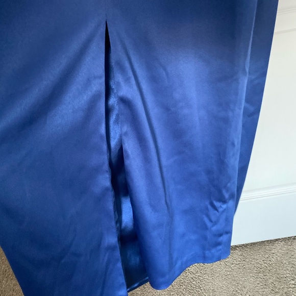 Max and Cleo One shoulder gown - Picture 5 of 8